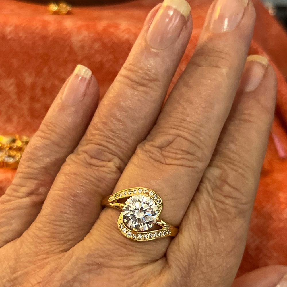 Dazzling 18k Solitaire 2ctw Ring with accents!   Sz 10